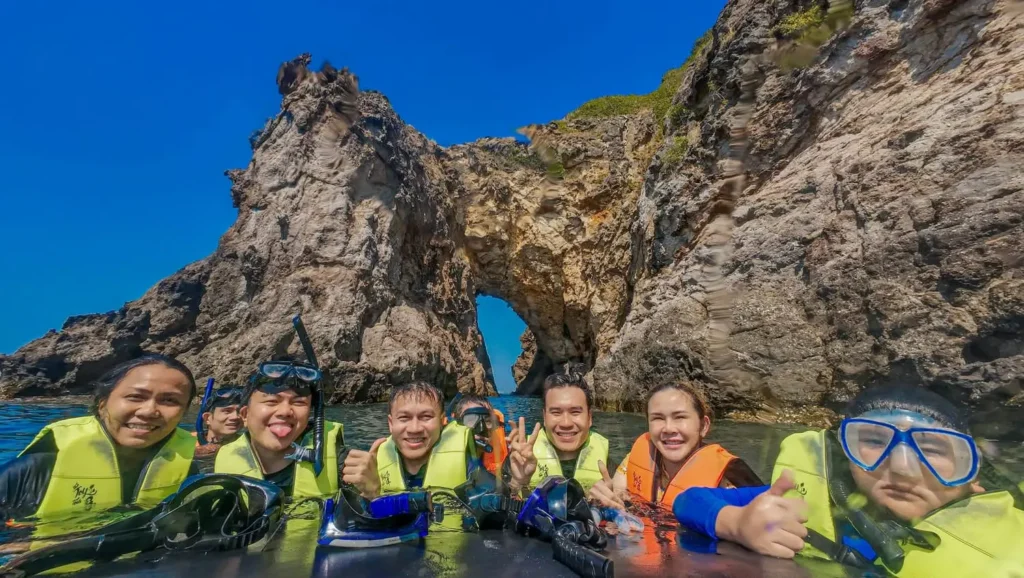 View of the stone arch on Talu Island. As seen from the boat tours offered by De Mer